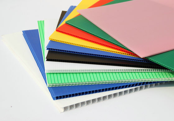 Épaisseur creuse ondulée en plastique blanche du panneau 10MM de pp